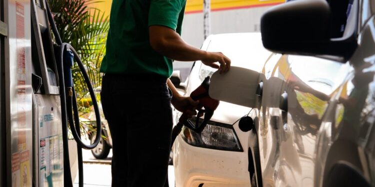 Em Fortaleza, a gasolina comum pode ser encontrada até R$ 0,30 mais em conta; confira os valores