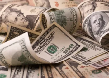 Dólar avança 1%, fecha novamente acima de R$ 6 e estabelece novo máximo histórico; Ibovespa cai