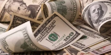 Dólar avança 1%, fecha novamente acima de R$ 6 e estabelece novo máximo histórico; Ibovespa cai
