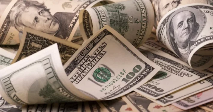 Dólar avança 1%, fecha novamente acima de R$ 6 e estabelece novo máximo histórico; Ibovespa cai