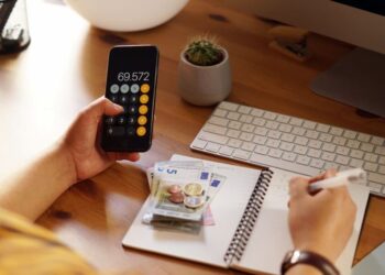 Como se organizar financeiramente em 2025 para manter o padrão de vida em meio à incerteza econômica