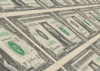 O Santander prevê que o dólar permaneça na faixa de R$ 6 em 2025