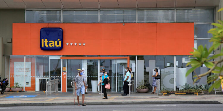Como o ex-diretor de marketing do Itaú, que foi demitido por usar o cartão corporativo para compras pessoais, justifica seus gastos pessoais