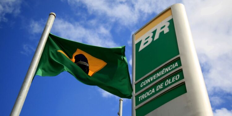 Petrobras (PETR4) segue lucrando mesmo sem aumentar os preços dos combustíveis — e tem como alvo as gigantes brasileiras em uma nova estratégia de venda, afirma o CEO