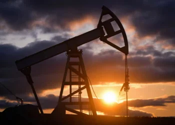 O petróleo encerrou em alta, impulsionado pelo dólar fraco, pelos cortes da Opep+ e pelas tensões geopolíticas
