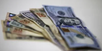 Por que o aumento do dólar prejudica a economia do Brasil?