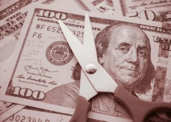 Com uma pausa nos anúncios de tarifas de Trump, o dólar encerrou em baixa