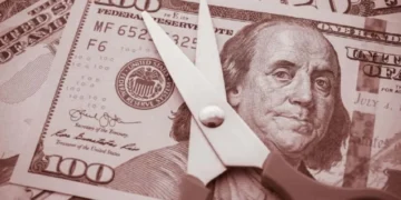 Com uma pausa nos anúncios de tarifas de Trump, o dólar encerrou em baixa