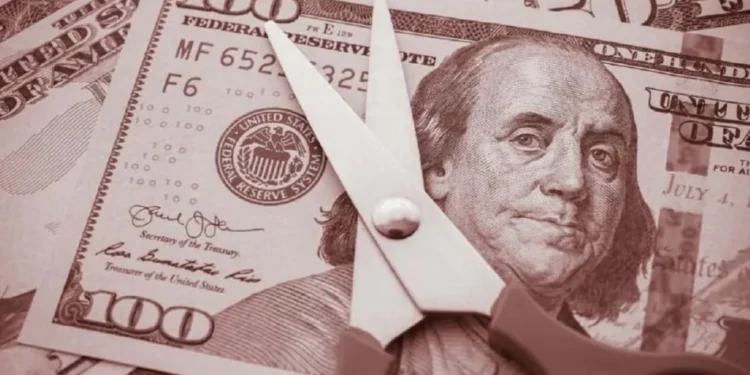 Com uma pausa nos anúncios de tarifas de Trump, o dólar encerrou em baixa