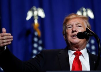 Trump solicita US$1 trilhão em investimentos sauditas e redução dos preços do petróleo