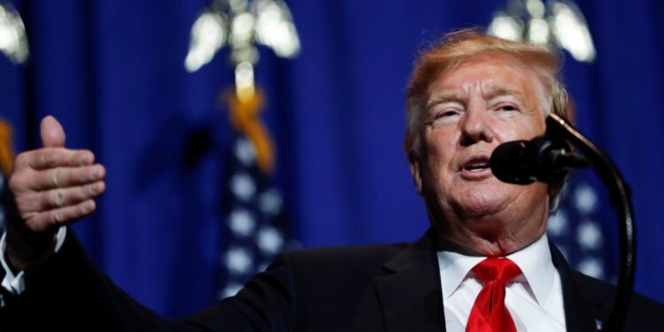 Trump solicita US$1 trilhão em investimentos sauditas e redução dos preços do petróleo