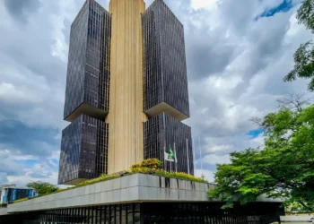 O mercado prevê uma inflação de 5% em 2025 e prevê que o dólar alcance R$ 6 no final deste ano