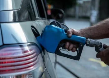 A defasagem nos preços da gasolina e do diesel está em alta, aumentando o risco de um reajuste que aumente a inflação