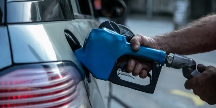 A defasagem nos preços da gasolina e do diesel está em alta, aumentando o risco de um reajuste que aumente a inflação