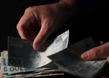 Com taxas de juros mais elevadas, instituições financeiras preveem diminuição na disponibilidade de crédito em 2025