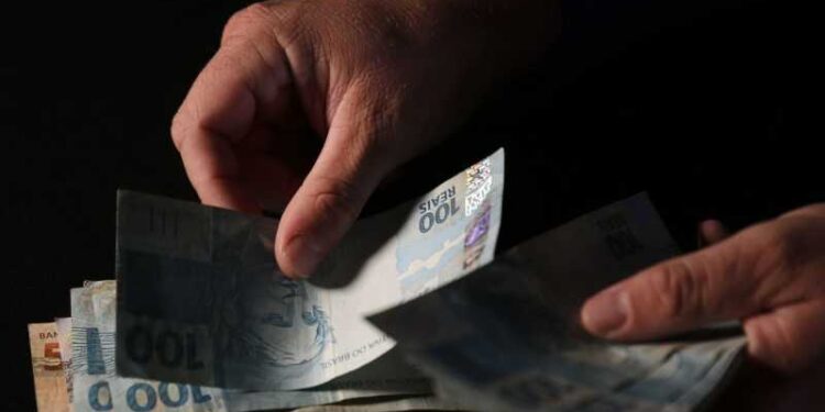 Com taxas de juros mais elevadas, instituições financeiras preveem diminuição na disponibilidade de crédito em 2025
