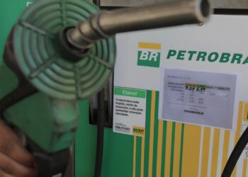 Petrobras (PETR4) aumenta o valor do querosene de aviação em 8%