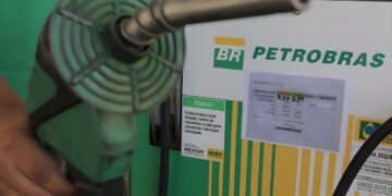 Petrobras (PETR4) aumenta o valor do querosene de aviação em 8%