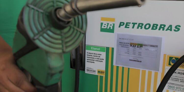 Petrobras (PETR4) aumenta o valor do querosene de aviação em 8%