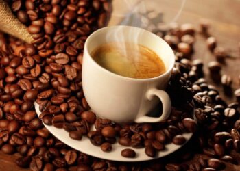 Os preços do café alcançam níveis recorde devido a preocupações sobre a disponibilidade no Brasil