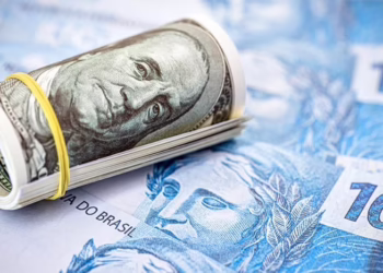 O dólar ameniza a queda, mas encerra a R$ 6,10 em meio a declarações de Haddad e informações dos Estados Unidos
