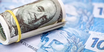 O dólar ameniza a queda, mas encerra a R$ 6,10 em meio a declarações de Haddad e informações dos Estados Unidos