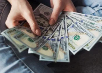 Os fundos brasileiros realizaram a venda de US$ 5 bilhões, contribuindo para a redução do valor do dólar