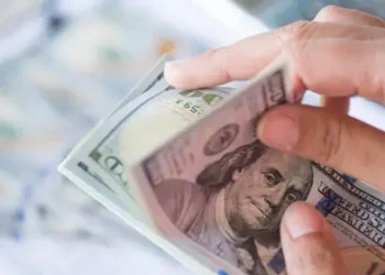 O dólar perdeu mais de 1%, atingindo R$ 6,04 em um dia de mercado fechado nos Estados Unidos