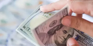 O dólar perdeu mais de 1%, atingindo R$ 6,04 em um dia de mercado fechado nos Estados Unidos