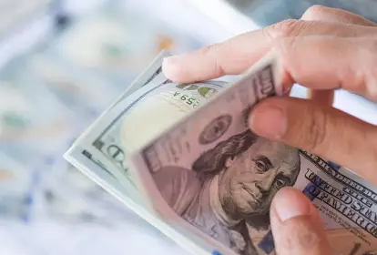O dólar perdeu mais de 1%, atingindo R$ 6,04 em um dia de mercado fechado nos Estados Unidos