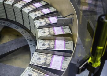 Dólar registra a terceira queda seguida e encerra a R$ 5,94, atingindo o menor valor em dois meses
