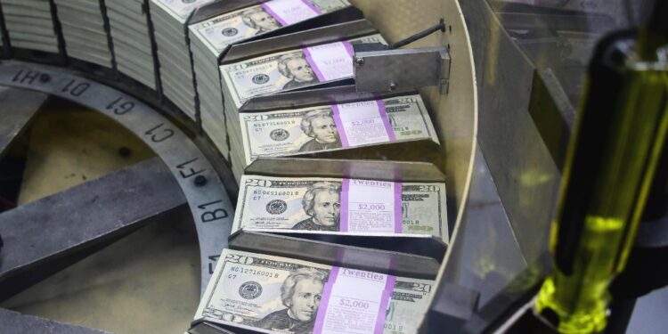 Dólar registra a terceira queda seguida e encerra a R$ 5,94, atingindo o menor valor em dois meses