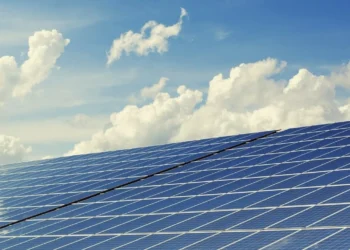 A instalação de energia solar no Brasil atingiu um recorde, segundo a associação