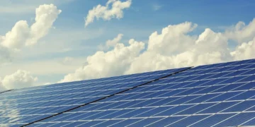 A instalação de energia solar no Brasil atingiu um recorde, segundo a associação