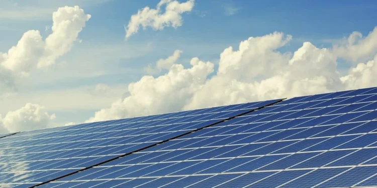 A instalação de energia solar no Brasil atingiu um recorde, segundo a associação