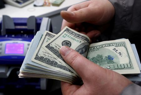 Dólar cai impulsionado pelo cenário externo e termina abaixo de R$ 6,05; Ibovespa registra valorização discreta