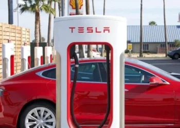 As vendas anuais da Tesla caem pela primeira vez devido à demanda reduzida de concorrentes