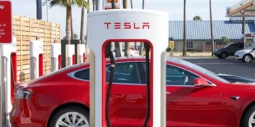 As vendas anuais da Tesla caem pela primeira vez devido à demanda reduzida de concorrentes