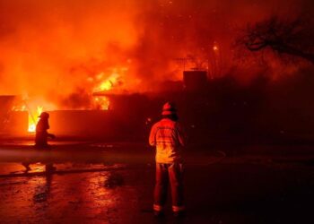 Saiba como se foi aberta uma janela climática na batalha contra incêndios em Los Angeles
