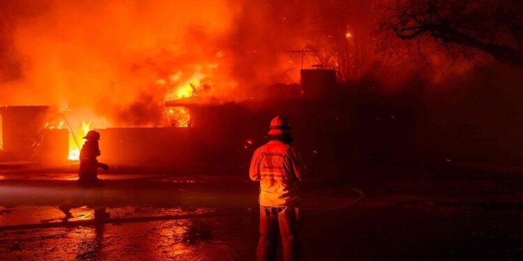 Saiba como se foi aberta uma janela climática na batalha contra incêndios em Los Angeles