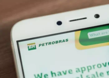 Petrobras (PETR4) sofre uma perda de valor de R$ 24,5 bilhões após um prejuízo no 4T24