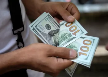 O dólar sobe e novamente fecha acima de R$ 5,70