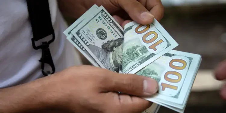O dólar sobe e novamente fecha acima de R$ 5,70