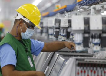 O governo está discutindo a ampliação de uma indústria calçadista em Uruburetama, no norte do Ceará