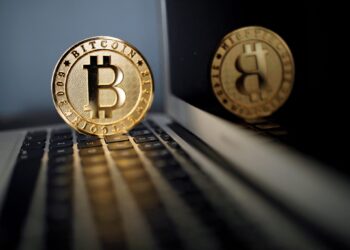 Brasileiro envolvido em fraude de US$ 290 milhões com criptomoedas é deportado da Suíça para os Estados Unidos