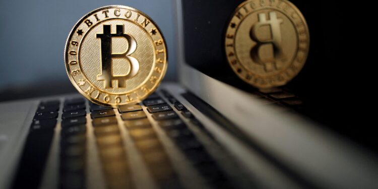 Brasileiro envolvido em fraude de US$ 290 milhões com criptomoedas é deportado da Suíça para os Estados Unidos