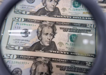 Dólar hoje avança e se aproxima de R$ 5,80 com atenção ao IPCA-15 e tarifas de Trump