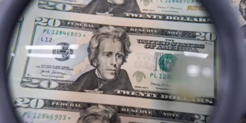 Dólar hoje avança e se aproxima de R$ 5,80 com atenção ao IPCA-15 e tarifas de Trump