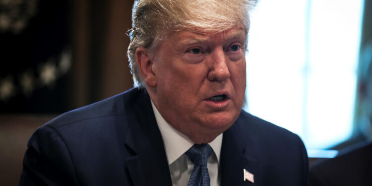 Trump confirma a implementação de tarifas sobre petróleo até o dia 18 de fevereiro