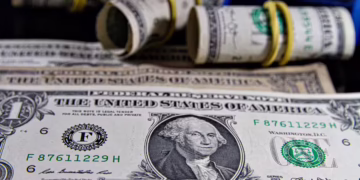 Dólar interrompe sequência de 12 quedas com venda de commodities, mas permanece abaixo de R$ 5,80